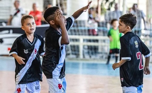 Davi comemora gol pelo futsal do Vasco