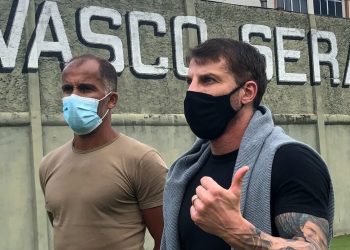 Felipe e Pedrinho em visita a São Januário