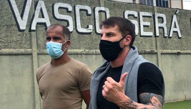 Felipe e Pedrinho em visita a São Januário