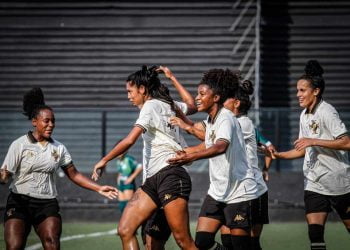 Meninas do Vasco comemorando gol em São Januário