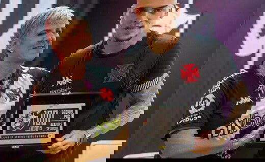 Gabriel Pec recebe da mãe a placa por 100 jogos com a camisa do Vasco