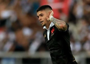 Gabriel Pec comemorando gol contra o Fluminense