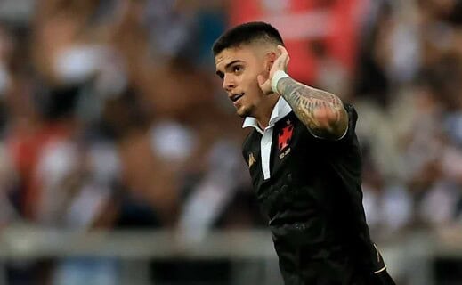 Gabriel Pec comemorando gol contra o Fluminense