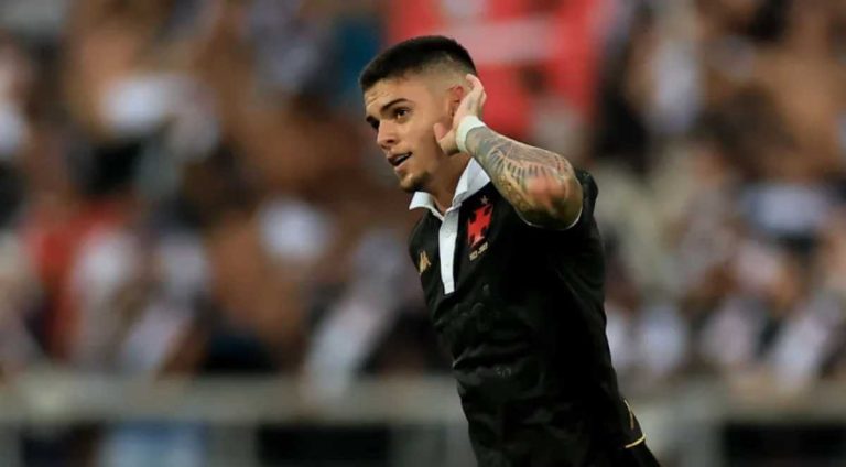 Gabriel Pec comemorando gol contra o Fluminense