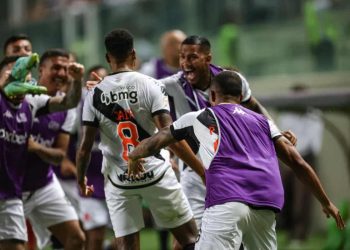 Jair comemorando gol contra o América-MG