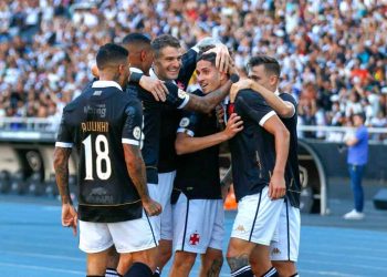 Jogadores do Vasco festejando gol contra o Fluminense