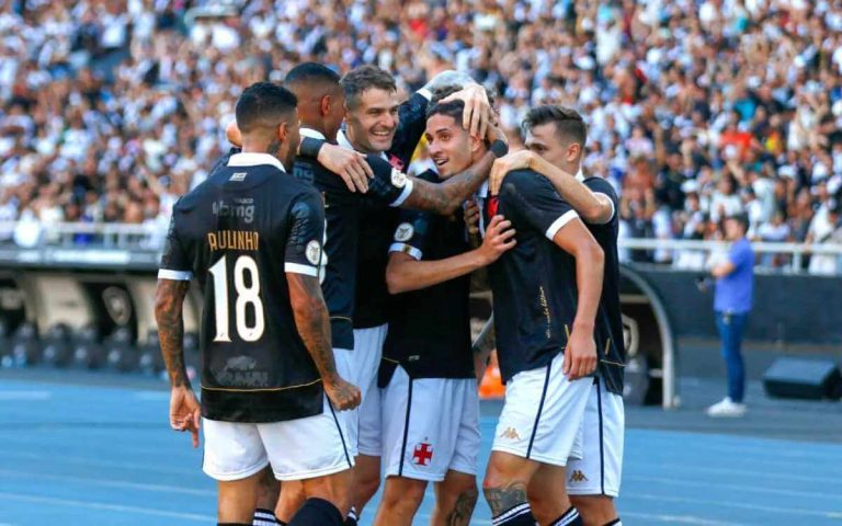Jogadores do Vasco festejando gol contra o Fluminense