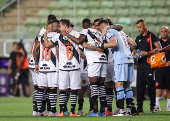 Jogadores do Vasco na Arena Independência