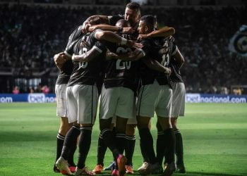 Jogadores do Vasco comemorando vitória contra o Coritiba