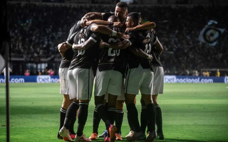 Jogadores do Vasco comemorando vitória contra o Coritiba