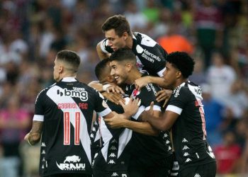 Jogadores do Vasco comemoram gol contra o Fluminense