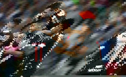 Jogadores do Vasco comemoram gol contra o Fluminense