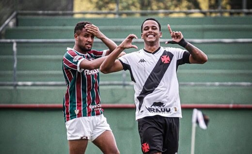 Julião celebra gol sobre o Fluminense