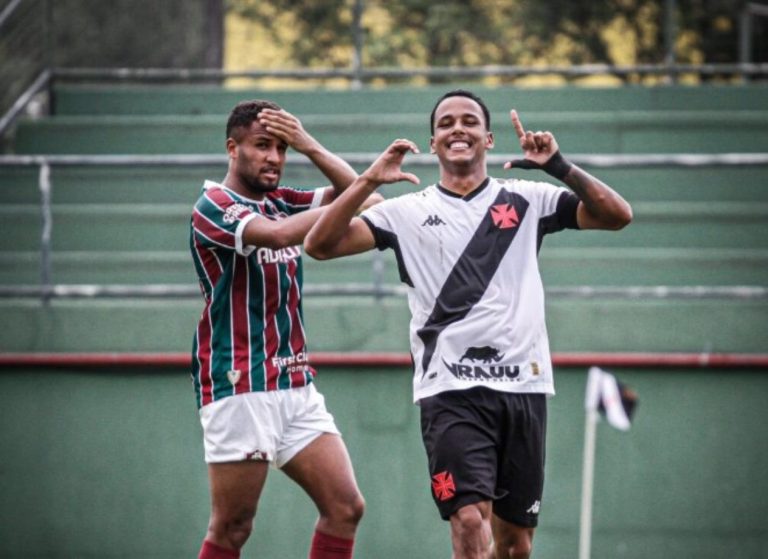 Julião celebra gol sobre o Fluminense