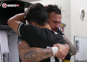 Leandro Castan e Germán Cano se abraçando após Vasco 1 x 0 Sampaio Corrêa