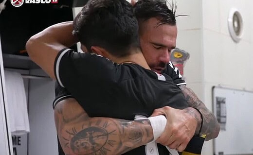 Leandro Castan e Germán Cano se abraçando após Vasco 1 x 0 Sampaio Corrêa