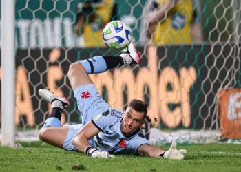 Léo Jardim em ação pelo Vasco contra o América-MG