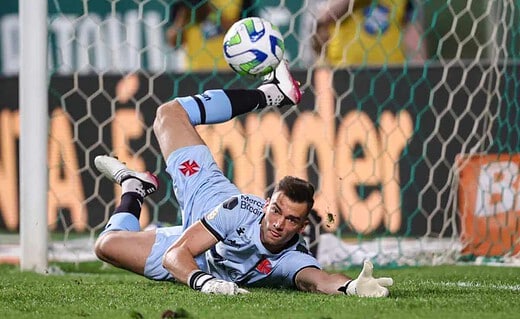 Léo Jardim em ação pelo Vasco contra o América-MG