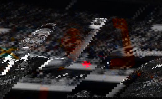 Léo com a terceira camisa do Vasco