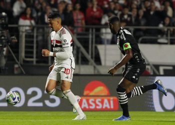 Léo marcando Luciano em São Paulo x Vasco