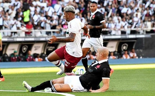 Maicon durante o jogo contra o Fluminense