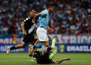 Medel em ação pelo Vasco contra o Bahia