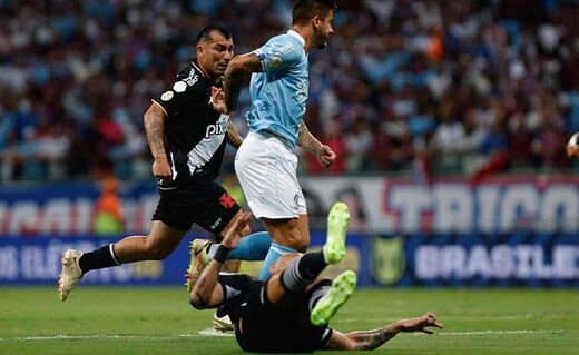 Medel em ação pelo Vasco contra o Bahia
