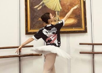 Mora Capasso dançando balé trajada de Vasco