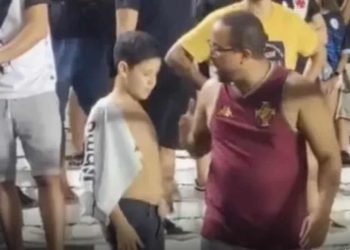 Pai e filho deficiente visual em São Januário