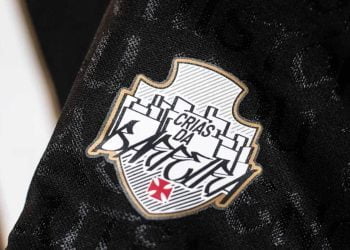Patch 'Crias da Barreira' na camisa do Vasco