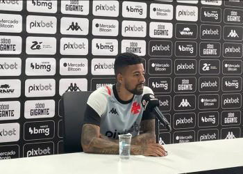 Paulinho em coletiva no CT Moacyr Barbosa