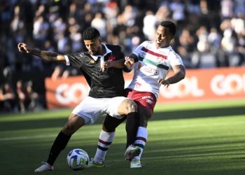 Paulinho em campo contra o Fluminense