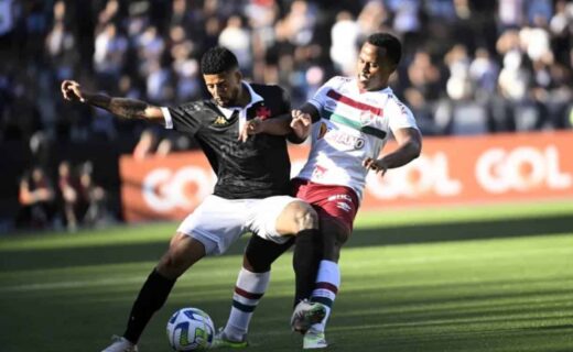 Paulinho em campo contra o Fluminense