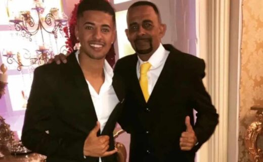 Paulinho posa ao lado de seu José