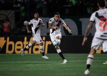 Paulinho observa Praxedes em Palmeiras x Vasco