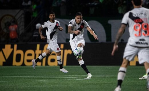 Paulinho observa Praxedes em Palmeiras x Vasco