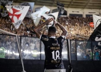 Paulinho celebra vitória com a torcida em São Januário