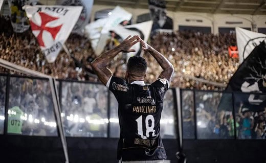 Paulinho celebra vitória com a torcida em São Januário