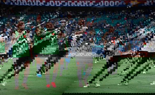 Medel, Rossi e Payet parabenizando a torcida na Arena Fonte Nova