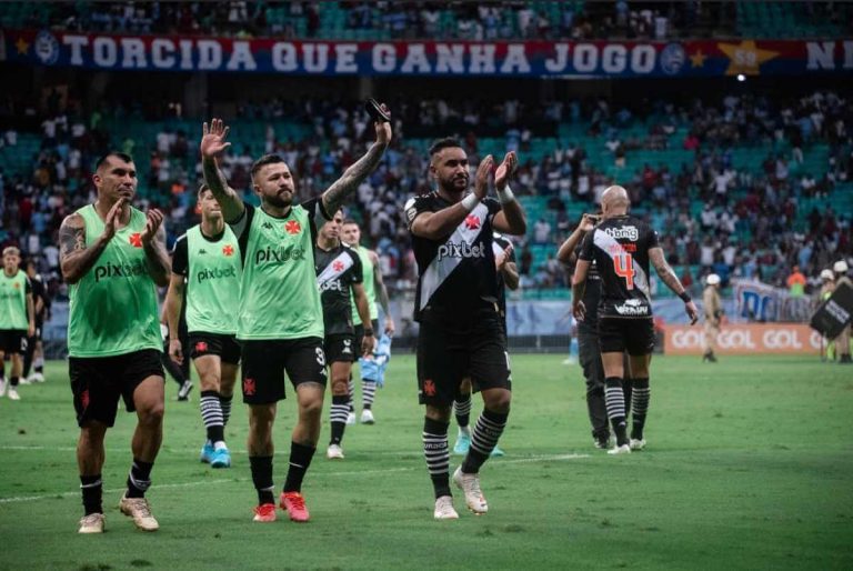 Medel, Rossi e Payet parabenizando a torcida na Arena Fonte Nova