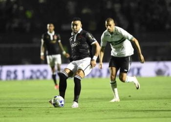 Payet em ação pelo Vasco contra o Coritiba