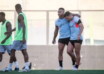 Payet e Ferreira celebram gol em jogo-treino contra o São Cristóvão