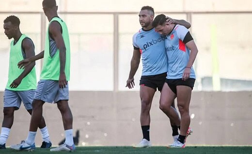 Payet e Ferreira celebram gol em jogo-treino contra o São Cristóvão