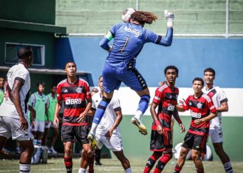 Phillipe Gabriel marca de cabeça contra o Flamengo