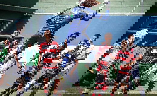 Phillipe Gabriel marca de cabeça contra o Flamengo