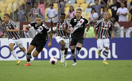 Puma e Pec durante o jogo contra o Fluminense
