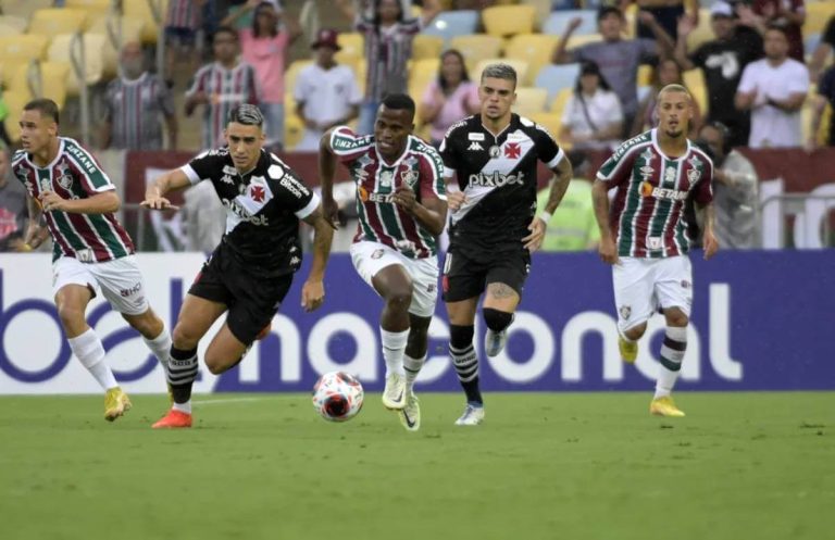 Puma e Pec durante o jogo contra o Fluminense