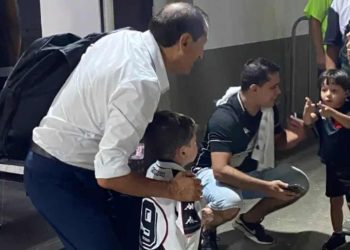 Gui posa para foto ao lado de Ramón Díaz