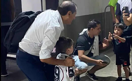 Gui posa para foto ao lado de Ramón Díaz