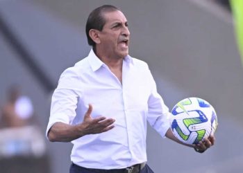 Ramón Díaz em jogo Nilton Santos